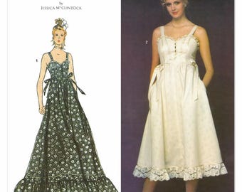 Puede incluir: Patrón de costura Simplicity S3287 para un vestido Gunne Sax de Jessica McClintock. El sobre muestra un vestido largo con estampado floral oscuro y un vestido midi color crema con ribete de encaje, tirantes finos y lazo en la cintura.