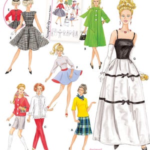 Puede incluir: Un patrón de costura para hacer ropa de muñeca. El patrón incluye instrucciones para hacer una variedad de atuendos, incluyendo una falda a cuadros, una blusa blanca, una chaqueta roja, un abrigo verde, un vestido blanco y negro y un vestido blanco con ribetes negros. El patrón está diseñado por Teri.