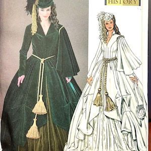 Könnte beinhalten: Zwei historische Kostüm-Schnittmuster für Frauen, eines in grünem Samt mit goldener Schärpe und das andere in Weiß mit goldener Schärpe. Das Schnittmuster trägt den Titel "Making History".