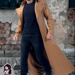Puede incluir: Una larga gabardina de cuero marrón con un cuello que se puede llevar subido o bajado. La gabardina tiene un cierre de botón único y se muestra puesta por una persona con pantalones vaqueros negros y botas negras. McCall's 7374 B.