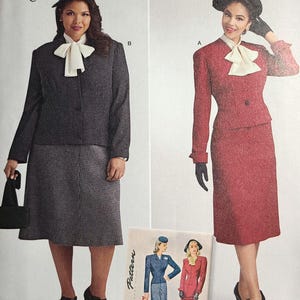 Op de afbeelding: Vintage mode-illustratie uit de jaren 1940 met twee vrouwen in pakken. Eén draagt een donkergrijs pak met een witte strik en bijpassende hoed. De ander draagt een rood pak met een witte strik, zwarte handschoenen en een hoed. Een patroonillustratie staat op de voorgrond.