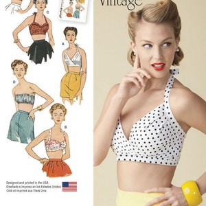 Puede incluir: Un top de sujetador de estilo vintage de los años 50 con fondo blanco y lunares negros. El top de sujetador tiene una tira de estilo halter y un escote en V. El top de sujetador lo lleva una modelo con una falda amarilla y una pulsera amarilla.