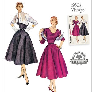 Puede incluir: Un sobre de patrón de costura para ropa vintage de los años 50, Simplicity 8462. La ilustración muestra dos estilos de vestido: uno en gris oscuro con chaqueta bolero blanca y guantes, y otro en magenta con un chal. Incluye texto de reproducción.