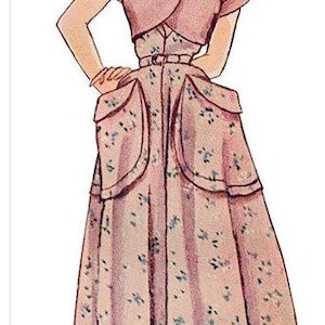 Puede incluir: Ilustración de un vestido rosa vintage con un top a juego de manga corta. El vestido presenta un estampado floral y bolsillos grandes. La modelo lleva bailarinas beiges.