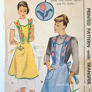 Puede incluir: Un letrero de madera hecho a mano con el texto "Bienvenido" en un estilo manuscrito. El letrero está pintado de blanco con un acabado envejecido, y una pequeña hoja verde está unida en la parte superior. El letrero mide aproximadamente 30 cm de ancho.