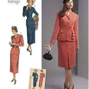 Op de afbeelding: Vintage mode-illustratie uit de jaren 1940 met een koraalkleurig pak met bijpassende rok en jas. De jas heeft knoopsluitingen en zakdetails. De afbeelding bevat ook een vintage patroonhoes met illustraties van vergelijkbare pakken.