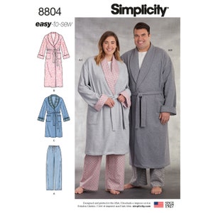 Könnte beinhalten: Simplicity Schnittmuster Nummer 8804, einfach zu nähen, für Roben und Hosen. Das Schnittmuster umfasst drei verschiedene Stile: eine rosa Robe mit Blumenmuster, eine blaue Robe mit Karomuster und eine blaue Hose.