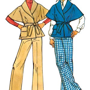 Könnte beinhalten: Zwei Frauen in verschiedenen Outfits. Die Frau links trägt eine beige Wickeljacke mit einem braunen Gürtel, eine beige Hose und einen roten Rollkragenpullover. Die Frau rechts trägt eine blaue Wickeljacke mit einem braunen Gürtel, eine blau-weiß karierte Hose und ein weißes Hemd.