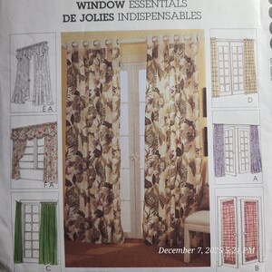 Puede incluir: Un patrón para elementos esenciales de ventana, incluyendo cortinas y cenefas. La imagen principal muestra un par de cortinas con estampado floral. Otros ejemplos incluyen cortinas verdes, moradas y a cuadros. El texto dice "WINDOW ESSENTIALS DE JOLIES INDISPENSABLES".