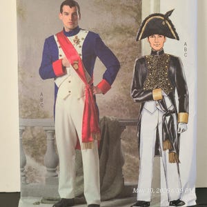 Op de afbeelding: Twee illustraties van historische kostuums. Eén toont een blauwe jas met rode bies, witte broek en een rode sjerp. De andere toont een zwarte jas met gouden accenten, witte broek en een zwarte sjerp. Beide outfits hebben een historisch thema.