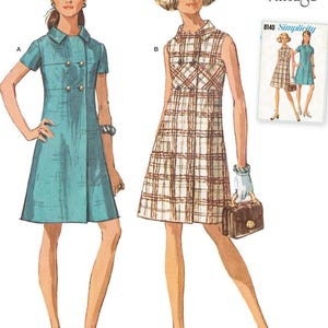 Puede incluir: Un patrón de costura vintage de Simplicity para un vestido de los años 60. El patrón muestra dos estilos de vestido, uno con mangas cortas y otro sin mangas. Ambos vestidos tienen un cierre de botones de doble botonadura y un cuello.