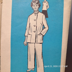 Puede incluir: Ilustración de un patrón de costura vintage que presenta a una mujer con un traje blanco con una chaqueta abotonada, bolsillos y pantalones de pernera ancha. La ilustración está sobre un fondo azul, con una figura más pequeña en el fondo. La fecha y la hora están impresas en la parte inferior.