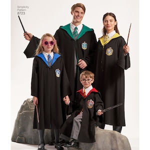 Può includere: Quattro persone indossano vesti nere con accenti di colore diversi e stemmi di casa. Le vesti hanno uno stemma della casa di Hogwarts sul davanti. Le persone tengono bacchette. Simplicity Pattern 8723.
