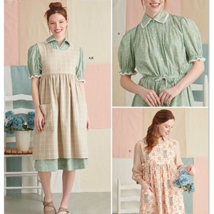 Pode incluir: Um padrão de costura para um vestido com três estilos diferentes. O primeiro estilo é um vestido de avental xadrez com uma blusa branca. O segundo estilo é um vestido de estampa floral com um laço na cintura. O terceiro estilo é um vestido de avental de estampa floral com uma blusa branca. O padrão é chamado de "Simplicity" e o número é "S9835".