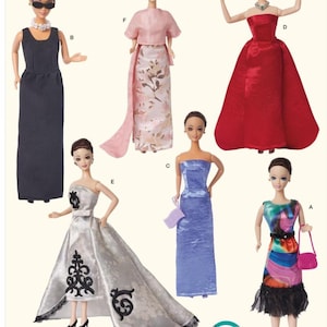 Könnte beinhalten: Eine Sammlung von Modepuppen, jede in einem einzigartigen Outfit. Die Puppen zeigen verschiedene Stile, darunter ein schwarzes Abendkleid, ein rotes Ballkleid und ein bunt gemustertes Kleid. Der Text "Clothes Fit Dolls 11 1/2" (29cm)" ist sichtbar.