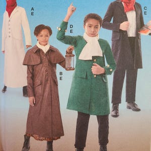 Puede incluir: Cuatro niños con disfraces, incluyendo un abrigo blanco con una bufanda roja, un abrigo marrón, un abrigo verde y un abrigo negro. Los niños llevan botas y bufandas. Un niño sostiene una linterna. La imagen es un patrón de disfraces.