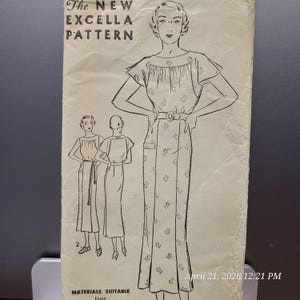 Könnte beinhalten: Vintage Schnittmuster mit dem Titel "The New Excella Pattern." Die Illustration zeigt eine Frau in einem Kleid mit Gürtel und Taschen. Das Muster ist für Leinen geeignet. Das Bild ist gealtert und weist Gebrauchsspuren auf.