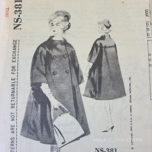 Può includere: Illustrazione di un modello di cucito vintage con una donna in un cappotto a mantella doppiopetto con cappello e guanti abbinati. Il modello è etichettato "NS-381" e include il testo "SMALL". L'immagine è in bianco e nero.