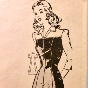 Peut inclure: Une illustration vintage d'une femme portant une robe avec un corsage ajusté et une jupe ample. La robe a un devant boutonné et un col contrastant. La femme a les cheveux coiffés en chignon bouclé.