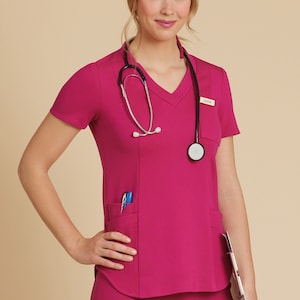 M8421 Naaipatroon Misses' Nurse Scrubs Tops Broek Jogger Caps Variaties Maten 6-14 of 16-24 McCall's 8421