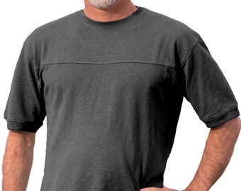 Op de afbeelding: Een donkergrijs T-shirt met korte mouwen en een ronde hals.