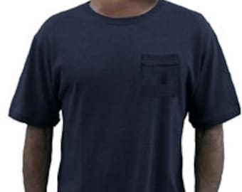 Könnte beinhalten: Ein dunkelblaues T-Shirt mit kurzen Ärmeln und einer Tasche auf der linken Seite. Die Tasche hat ein kleines gesticktes Design.