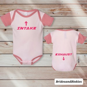 Body de bebé con estampado de escape y admisión: Regalo para amantes de los coches y la mecánica.