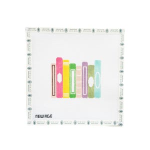 Puede incluir: Un lienzo de punto de aguja con una fila de libros coloridos. Los libros son de color rosa, amarillo, verde, morado y azul. El lienzo tiene un fondo blanco con las palabras "NEW AGE" y "NEEDLEPOINT" impresas alrededor del borde.