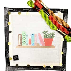 Handbemalte Stickerei auf Leinwand – Bücherregal mit Pflanzenmotiv – DIY Nadelspitze Projekt