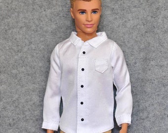 Pode incluir: Uma camisa branca de manga comprida com botões pretos e um bolso no peito.
