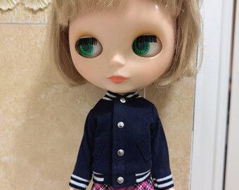 Jaqueta azul-escura feita à mão para boneca Blythe. Roupa para bonecas.
