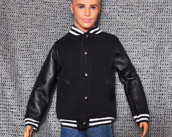 Chaqueta de béisbol negra hecha a mano para muñecas de 12 pulgadas con mangas de cuero natural.