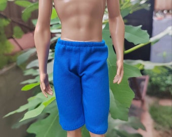 Puede incluir: Pantalones cortos azules para una muñeca. Los pantalones cortos están hechos de una tela suave y elástica y tienen una cintura elástica.