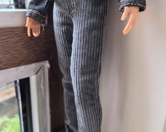 Könnte beinhalten: Graue Cordhose mit geradem Bein. Die Hose ist aus einem weichen, strukturierten Stoff.