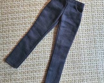 Könnte beinhalten: Eine dunkelgraue Hose mit geradem Bein und leicht verkürzter Länge.