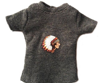 Puede incluir: Una camiseta gris con un gráfico de un nativo americano con un tocado.