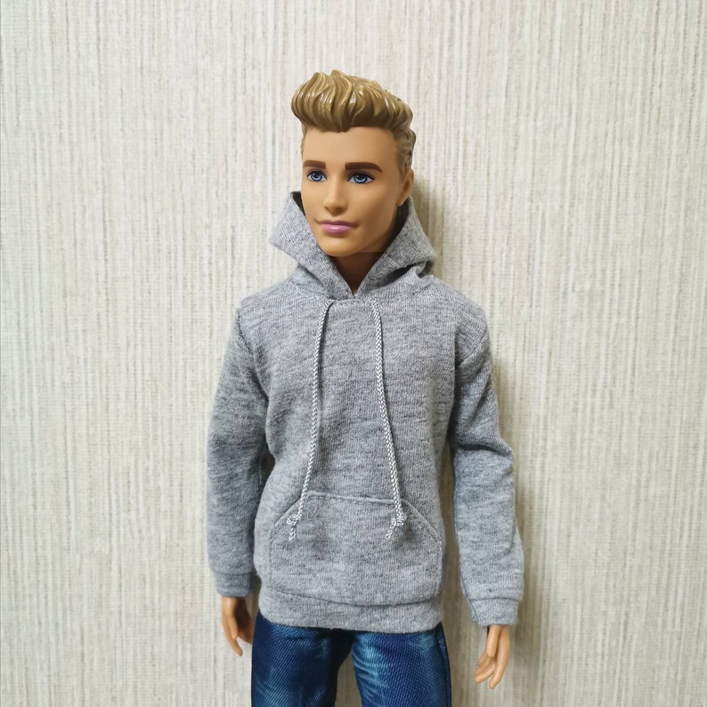 Op de afbeelding: Een grijs hoodie met een trekkoord en een zak op de voorkant. De hoodie is gemaakt van een zachte, comfortabele stof.