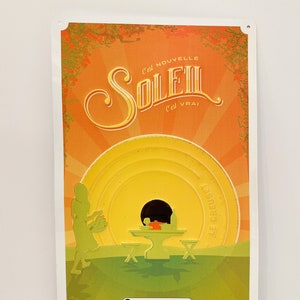 Letrero de exhibición de tienda de metal en relieve litografiado ultra raro Le Creuset de Francia para Soleil Yellow desde 2013 Introducción