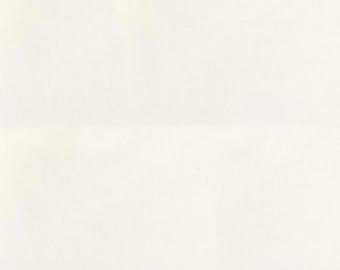 Könnte beinhalten: Ein schlichter, cremefarbener Hintergrund mit einer dezenten Textur. Das Bild ist gleichmäßig ausgeleuchtet, mit einer horizontalen Falte in der Mitte. Der Gesamteindruck ist neutral und minimalistisch.