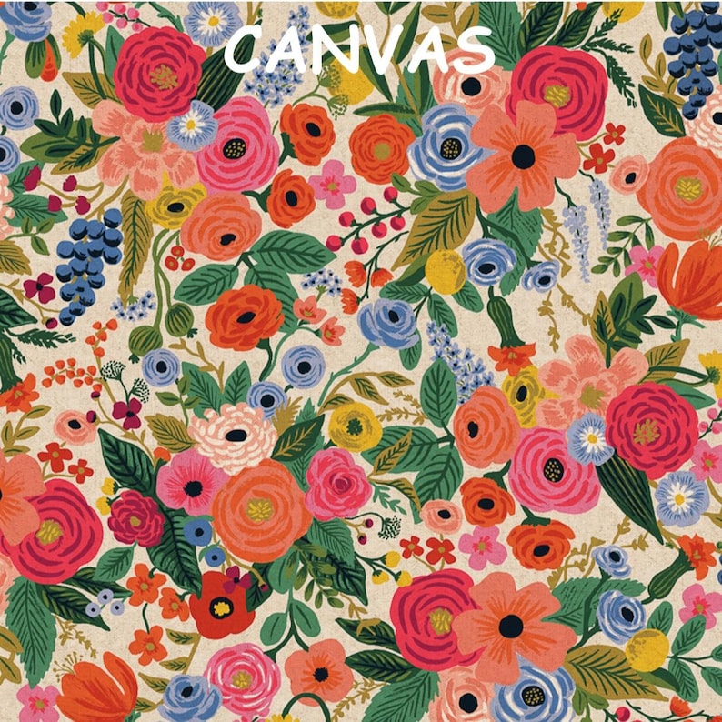 K&ouml;nnte beinhalten: Leinwandstoff mit dichtem Blumenmuster. Das Design zeigt rote, rosa, orange und blaue Bl&uuml;ten mit gr&uuml;nen Bl&auml;ttern auf cremefarbenem Hintergrund. Das Wort "CANVAS" ist wei&szlig; gedruckt.