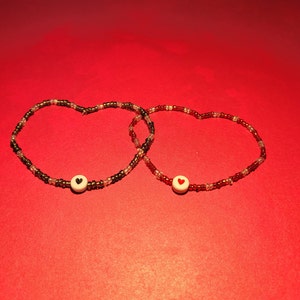 Beaded stretch string bracelet with heart