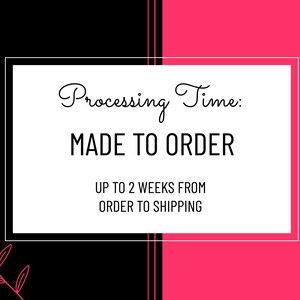 K&ouml;nnte beinhalten: Schwarz-rosa Grafik mit wei&szlig;em Text, der "Processing Time: MADE TO ORDER UP TO 2 WEEKS FROM ORDER TO SHIPPING" lautet