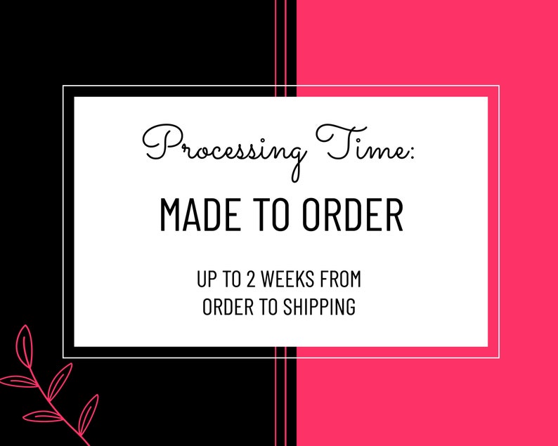 K&ouml;nnte beinhalten: Schwarz-rosa Grafik mit wei&szlig;em Text, der "Processing Time: MADE TO ORDER UP TO 2 WEEKS FROM ORDER TO SHIPPING" lautet