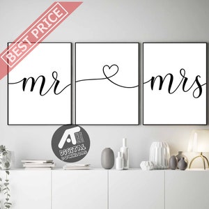 Puede incluir: Tres impresiones enmarcadas en negro con fondos blancos. La impresión de la izquierda dice "mr" en cursiva. La impresión del medio tiene un simple dibujo de línea de un corazón. La impresión de la derecha dice "mrs" en cursiva.