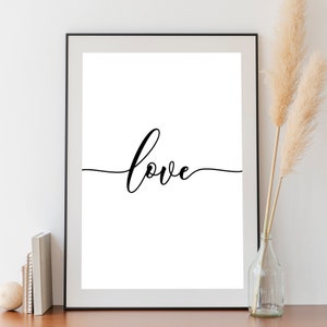 Może przedstawiać: Czarno-biały wydruk do druku na ścianę ze słowem "love" napisanym kursywą.