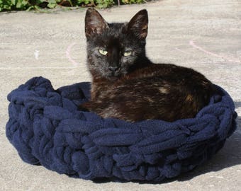 Chunky Cat bed | Finger Crochet Basket | Pet bedding | Handmade from fleece sweater | Chunky crochet dog bedding | Gift for cat/puppy lover