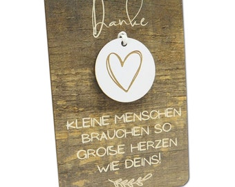 Holzkarte mit Herzanhänger, Abschiedsgeschenk für Erzieher und Lehrer, Hebammen