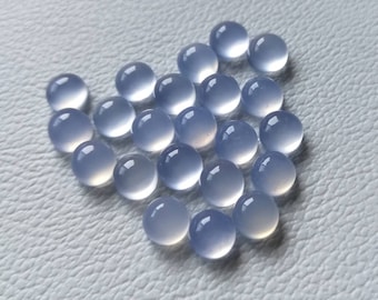 Okrągły kaboszon z niebieskiego chalcedonu o rozmiarach 5 mm, 6 mm, 7 mm i 8 mm. Luźny kaboszon z naturalnego lawendowego chalcedonu. Ręcznie polerowany. Cena za kamień.