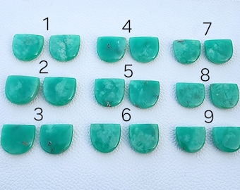 Para półowalnych zawieszek z chryzoprazu w rozmiarach od 22 x 19 mm do 19 x 16 mm. Para gładkich, pół-wierconych kamieni szlachetnych z chryzoprazu do kolczyków. Cena za parę.