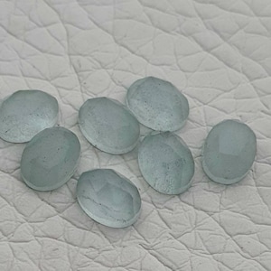 Akvamarin rosenskuren oval ädelsten storlek 8 x 6 MM. Naturlig akvamarin rosenskuren platt baksida. 2 st. Parti.